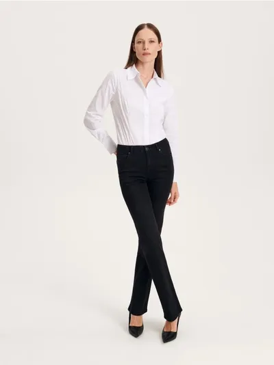 Reserved Jeansy o lekko rozszerzanym fasonie, uszyte z bawełny z dodatkiem elastycznych włókien. - czarny