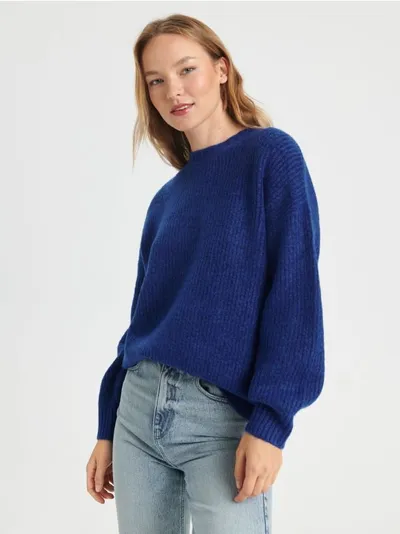 Sinsay Wygodny sweter w prążki o swobodnym kroju, uszyty z miękkiej dzianiny z dodatkiem elastycznych włókien. - niebieski
