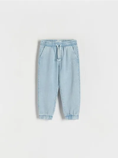 Reserved Spodnie typu jogger, wykonane z bawełnianej dzianiny z efektem sprania. - niebieski