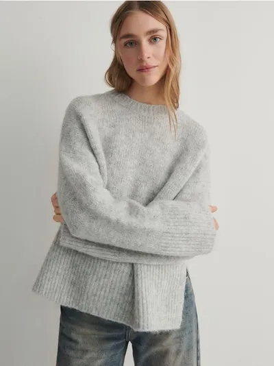 Reserved Sweter o prostym kroju, wykonany z dzianiny z dodatkiem alpaki oraz wełny. - jasnoszary
