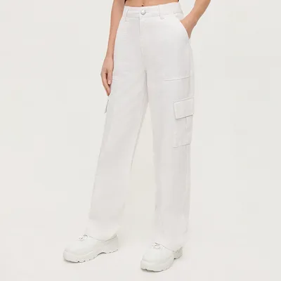 House Białe spodnie straight fit z kieszeniami cargo - Biały