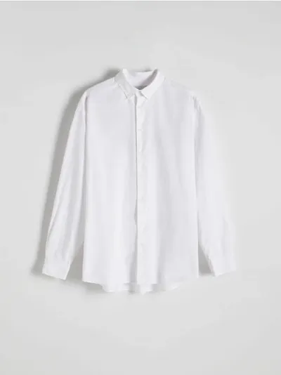Reserved Koszula o swobodnym fasonie, wykonana z bawełnianej tkaniny. - biały