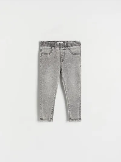 Reserved Jeansy o dopasowanym fasonie, wykonane z tkaniny z bawełną i dodatkiem elastycznych włókien. - jasnoszary