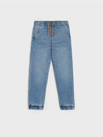 Sinsay Wygodne jeansy wykonane z bawełnianej tkaniny z domieszką elastycznych włókien. - niebieski