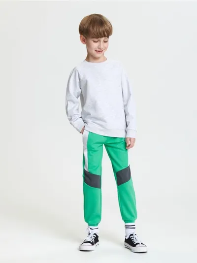 Sinsay Wygodne spodnie dresowe wykonane z bawełnianej dzianiny. - zielony