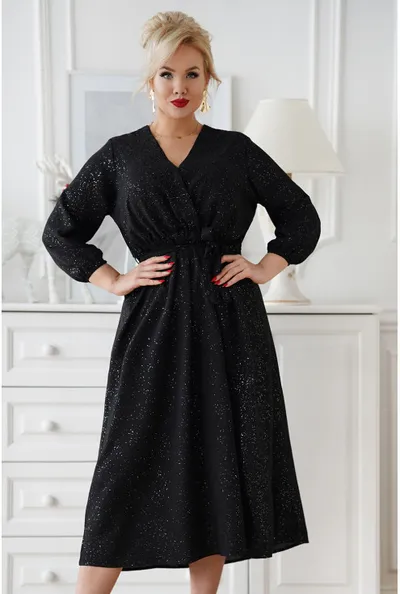 XL-ka Czarna brokatowa sukienka 7/8 z kopertowym dekoltem i rozcięciem na przodzie - Rosana