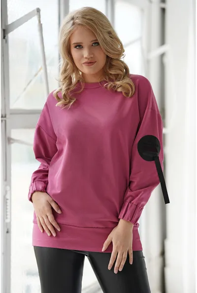 XL-ka Ciemno-różowa bluza oversize z naszywką na rękawie - Desirre