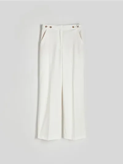 Reserved Spodnie o prostym kroju, wykonane z tkaniny z dodatkiem wiskozy. - biały
