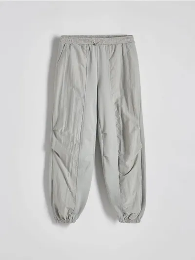 Reserved Spodnie o swobodnym fasonie, wykonane z bawełnianej tkaniny. - jasnoszary