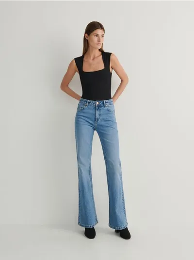Reserved Jeansy typu bootcut, wykonane z bawełnianej tkaniny. - niebieski
