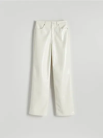 Reserved Spodnie o prostym fasonie, wykonane z imitacji skóry z motywem zwierzęcym. - złamana biel
