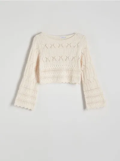 Reserved Sweter o swobodnym, krótszym fasonie, wykonany z dzianiny z bawełną. - kremowy