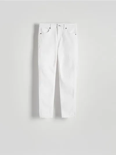Reserved Jeansy o fasonie push up, wykonane z bawełny z dodatkiem elastycznych włókien. - biały
