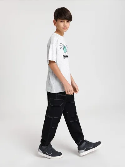 Sinsay Wygodne spodnie jeansowe wykonane z bawełny z domieszką elastycznych włókien oraz wiskozy. - czarny