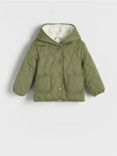 Reserved Ocieplana kurtka o luźnym kroju, wykonana z pikowanej tkaniny. - zielony