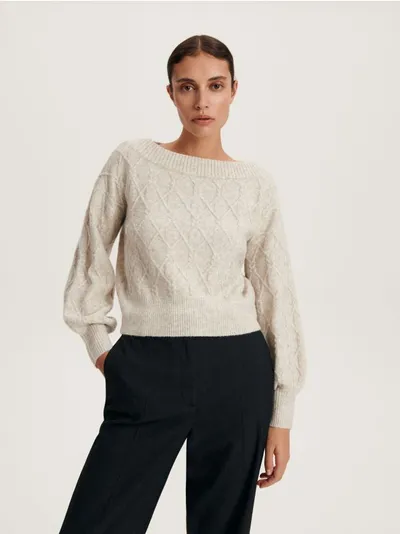 Reserved Sweter o prostym fasonie, wykonany z dzianiny z elastycznymi włóknami. - beżowy