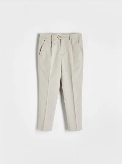 Reserved Spodnie o klasycznym fasonie, wykonane z tkaniny z dodatkiem wiskozy. - beżowy
