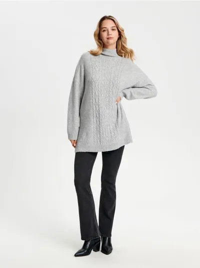Sinsay Miękki sweter o swobodnym kroju z ozdobnym splotem. Uszyty z szybkoschnacego materiału z domieszką elastycznych włókien. - szary