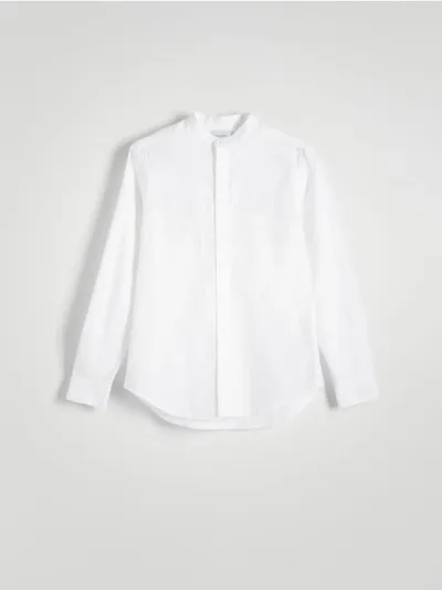 Reserved Koszula o regularnym kroju, wykonana z bawenianej tkaniny typu oxford. - biały
