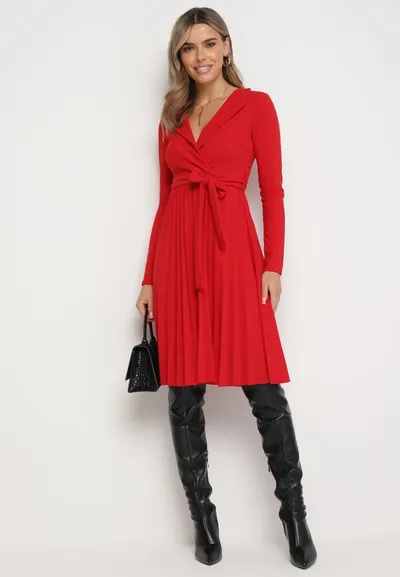 Born2be Czerwona Midi Sukienka z Plisowanym Dołem i Kopertowym Dekoltem z Materiałowym Paskiem Obebba