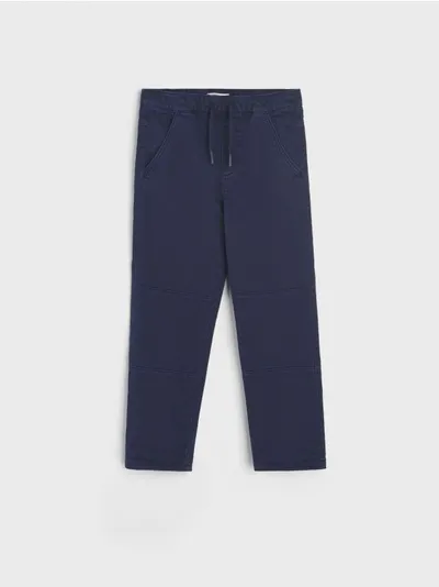 Sinsay Wygodne spodnie jeansowe wykonane z bawełnianej tkaniny. - granatowy