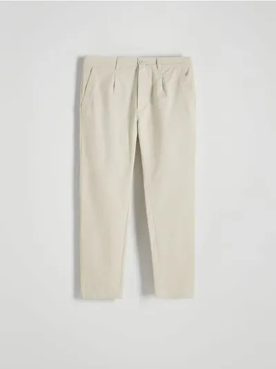 Reserved Spodnie typu carrot o regularnym kroju, wykonane z bawełnianej tkaniny. - złamana biel