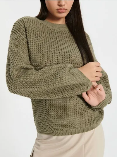 Sinsay Miękki sweter o luźnym kroju uszyty z dzianiny o sprężystych włóknach. - zielony