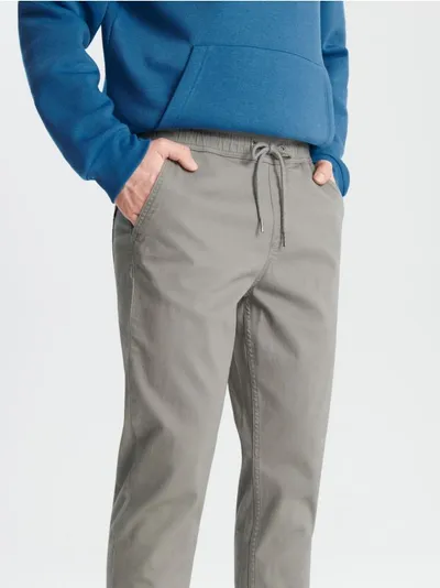 Sinsay Spodnie o kroju jogger fit uszyte z baweły z domieszką elastycznych włókien. - szary