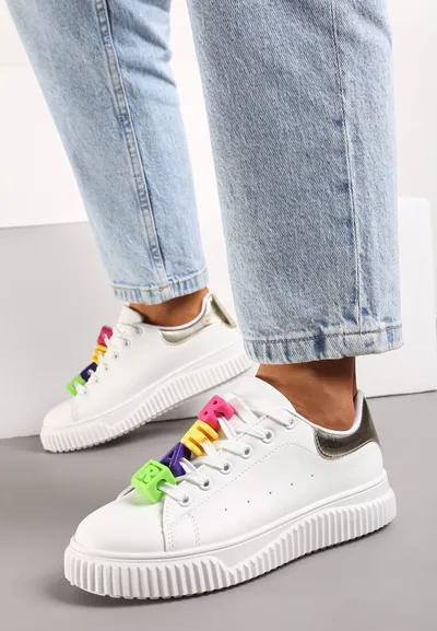 Renee Biało-Złote Sneakersy na Niskiej Platformie z Kolorowymi Aplikacjami na Sznurówkach Lasteria