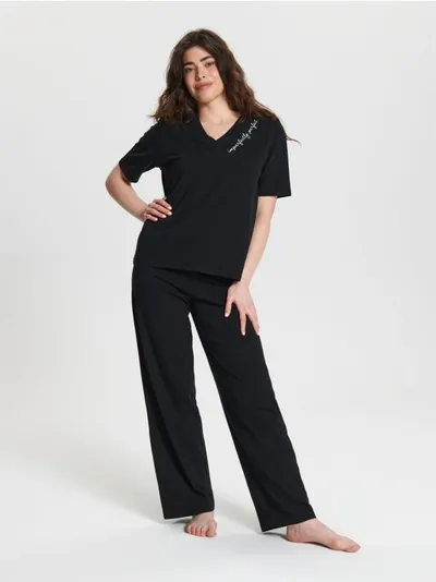 Sinsay Dwuczęściowa piżama wykonana z przyjmnej w dotyku bawełny z dodatkiem elastycznych włókien. - czarny