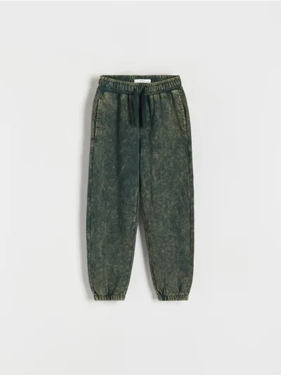 Reserved Dresowe spodnie typu jogger, wykonane z przyjemnej w dotyku, bawełnianej dzianiny. - ciemnozielony