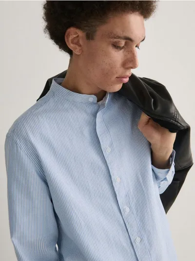 Reserved Koszula o regularnym kroju, wykonana z bawenianej tkaniny typu oxford. - jasnoniebieski