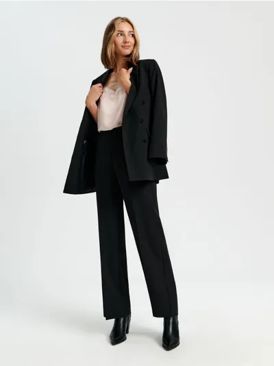 Sinsay Wygodne, eleganckie spodnie z szeroką nogawką, uszyte z materiału z domieszką elastycznych włókien. - czarny