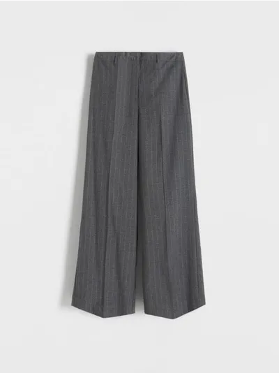 Reserved Spodnie o swobodnym fasonie, wykonane z tkaniny z domieszką wiskozy. - jasnoszary