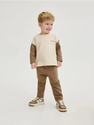 Reserved Spodnie o prostym fasonie, wykonane z bawełnianej dzianiny z dodatkiem elastycznych włókien. - brązowy