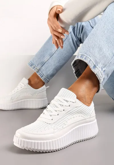 Renee Białe Sneakersy na Platformie Ozdobione Nitami i Patchworkowymi Wstawkami Jeneria