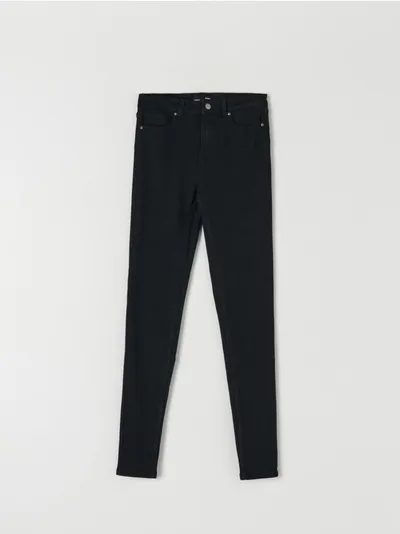Sinsay Spodnie jeansowe o kroju skinny, uszyte z bawełny z domieszką elastycznych włókien. - czarny