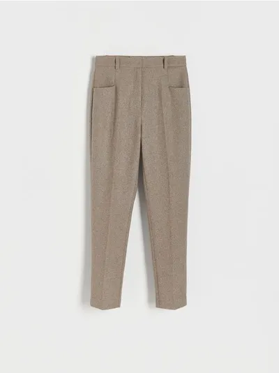 Reserved Spodnie o dopasowanym fasonie, wykonane z miękkiej tkaniny z zawartością wełny. - beżowy