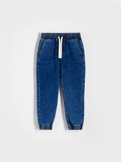 Reserved Jeansy typu jogger, wykonane z miękkiego denimu z dodatkiem elastycznych włókien. - granatowy