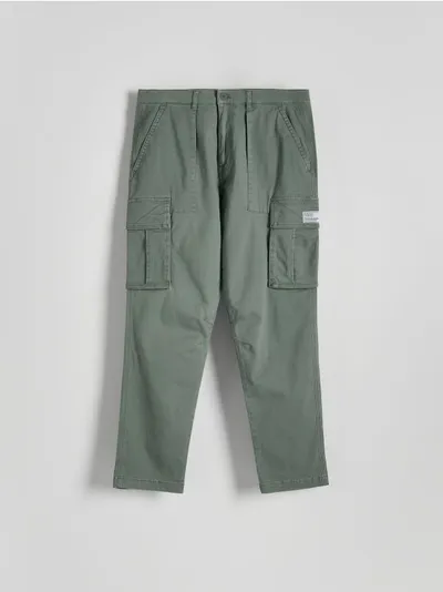 Reserved Spodnie typu cargo o swobodnym koju, wykonane z gładkiego materiału. - zielony