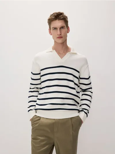 Reserved Sweter typu polo, z kolekcji PREMIUM, wykonany z bawełnianej dzianiny. - złamana biel