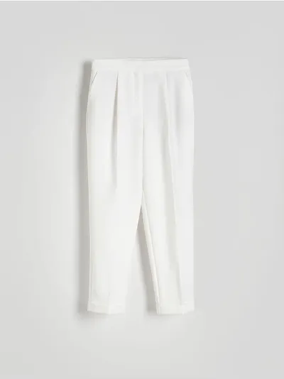 Reserved Spodnie o dopasowanym fasonie, wykonane z tkaniny z dodatkiem wiskozy. - biały