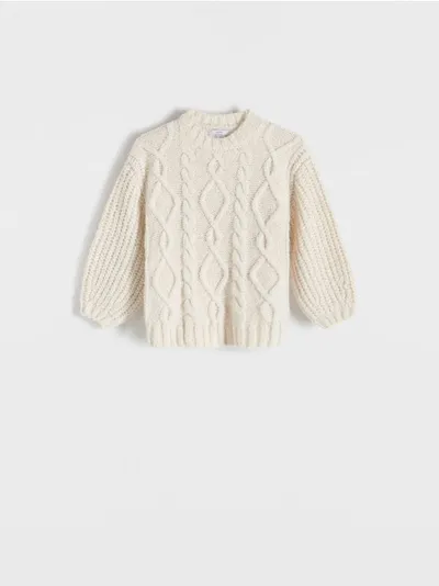 Reserved Sweter o prostym fasonie, wykonany z dzianiny z domieszką wełny. - kremowy