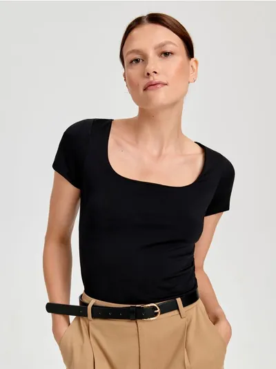Sinsay Dopasowana koszulka z dekoltem w karo uszyta z szybkoschnącego materiału z domieszką elastycznych włókien. - czarny