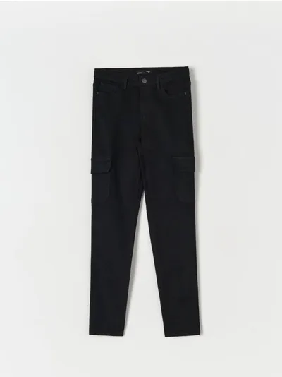 Sinsay Spodnie jeansowe o dopasowanym kroju z kieszeniami cargo, uszyte z bawełny z domieszką elastycznych włókien. - czarny