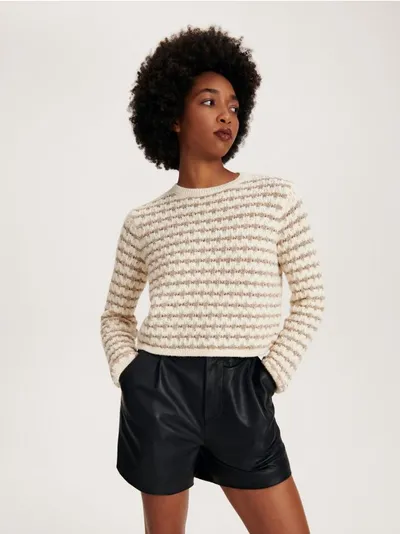 Reserved Sweter o prostym fasonie, wykonany z ażurowej dzianiny z domieszką bawełny i wykończony metalizowaną nicią. - beżowy
