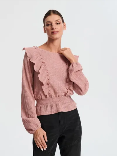Sinsay Elegancka bluzka z dekoracyjnymi falbanami uszyta z szybkoschnacego materiału z domieszką elastycznych włókien. - różowy