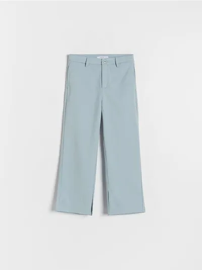 Reserved Spodnie o prostym kroju, wykonane z gładkiej tkaniny z domieszką wiskozy. - jasnozielony