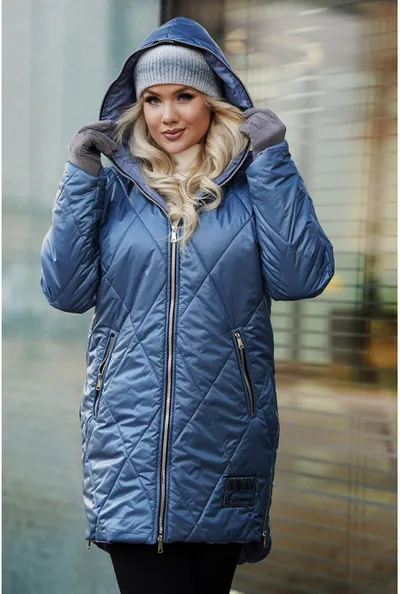 XL-ka Długa zimowa kurtka pikowana z kapturem - w kolorze jeansowym - Elenis