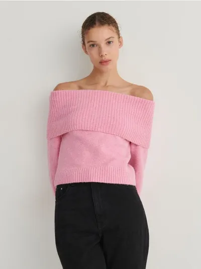 Reserved Sweter o dopasowanym fasonie, wykonany z dzianiny z domieszką wełny. - różowy
